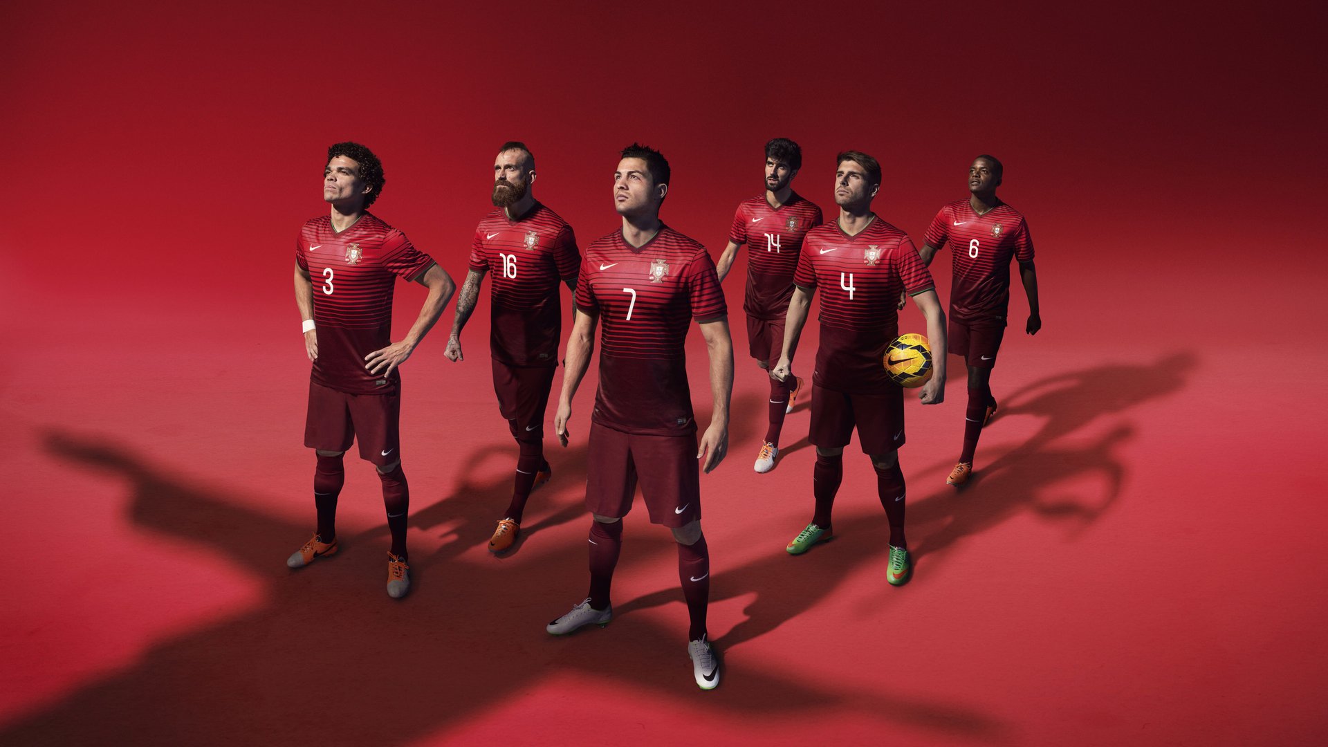 足球场上的战争隐喻，当伊拉克击溃乌克兰，莱万化身关键先生